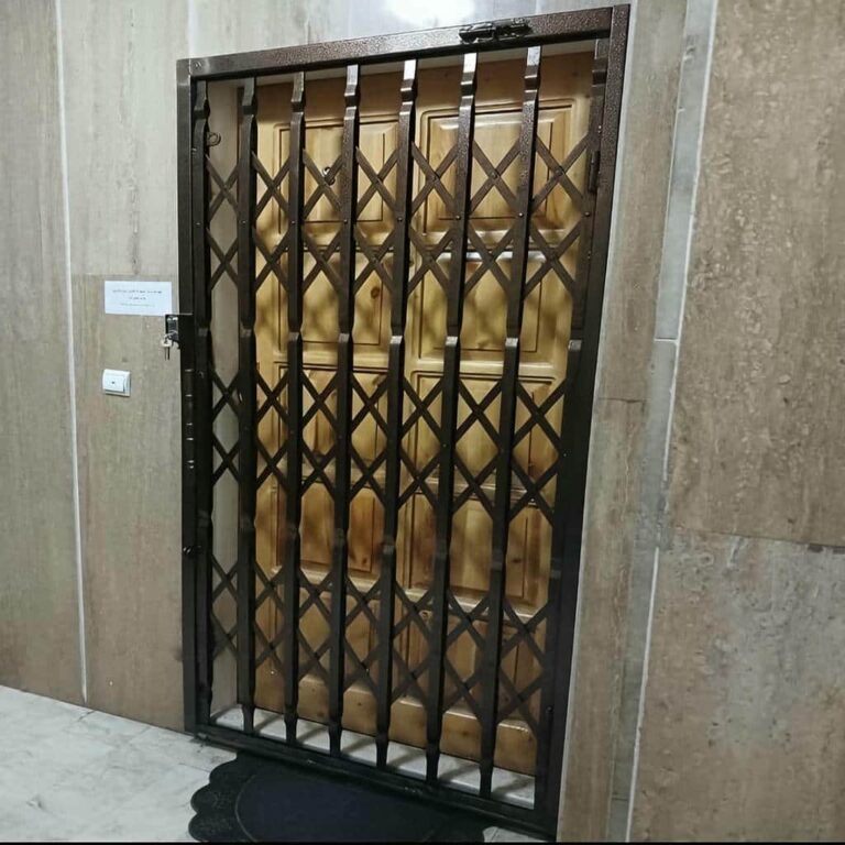 نمای باز حفاظ درب آکاردئونی زغالی در استان زنجان نمای باز حفاظ درب آکاردئونی زغالی در استان زنجان